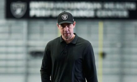 Raiders contratan oficialmente a Klint Kubiak como entrenador tras su victoria en el Super Bowl