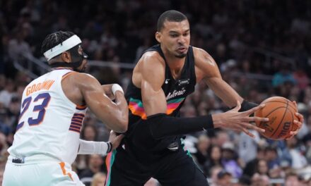 Las Spurs vencieron a los Suns 121-94 para su séptima victoria consecutiva