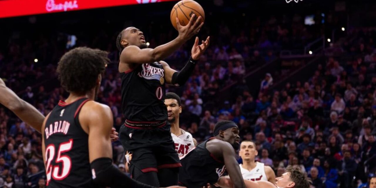 Tyrese Maxey rompe récord de triples de los 76ers que vencen 124-117 al Heat