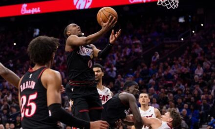 Tyrese Maxey rompe récord de triples de los 76ers que vencen 124-117 al Heat