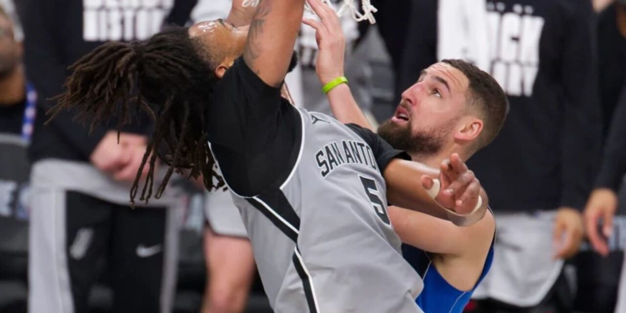 Castle logra 40 puntos con triple-doble y Spurs hilan 4ª victoria, 138-125 ante Mavericks