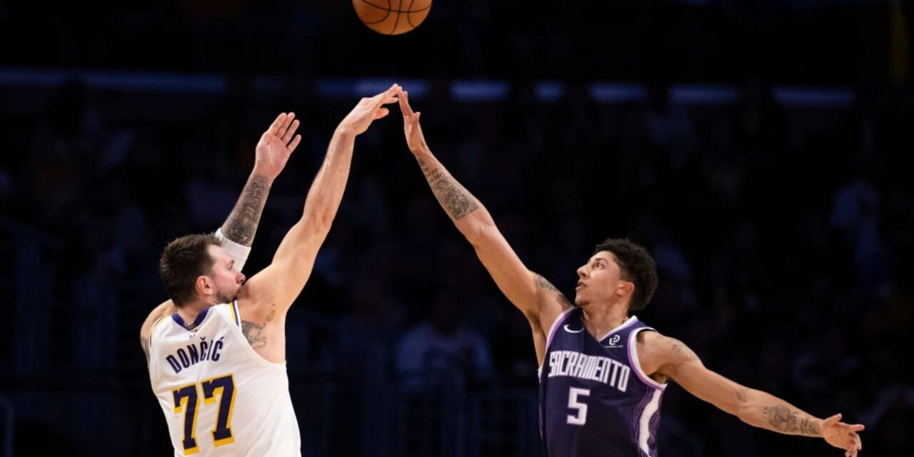 Luka y LeBron lideran a los Lakers ante los Kings