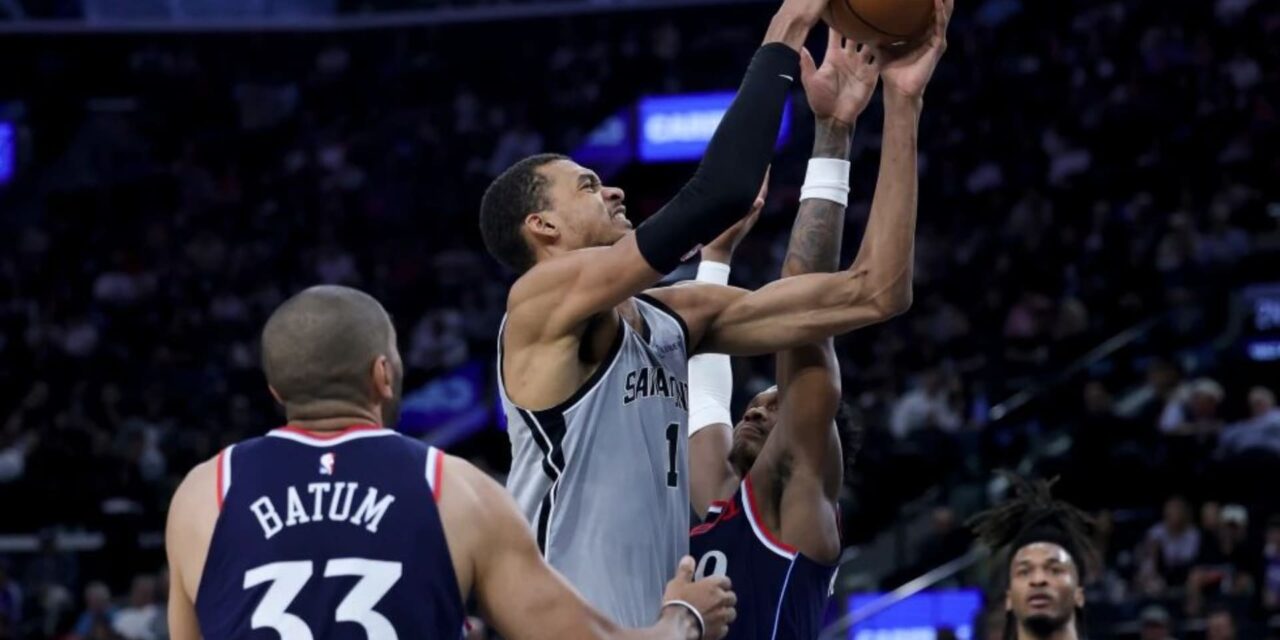 Spurs vencen 119-115 a los Clippers y llegan a 50 victorias por primera vez desde 2017