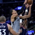 Spurs vencen 119-115 a los Clippers y llegan a 50 victorias por primera vez desde 2017