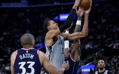 Spurs vencen 119-115 a los Clippers y llegan a 50 victorias por primera vez desde 2017