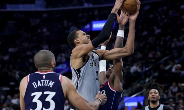 Spurs vencen 119-115 a los Clippers y llegan a 50 victorias por primera vez desde 2017