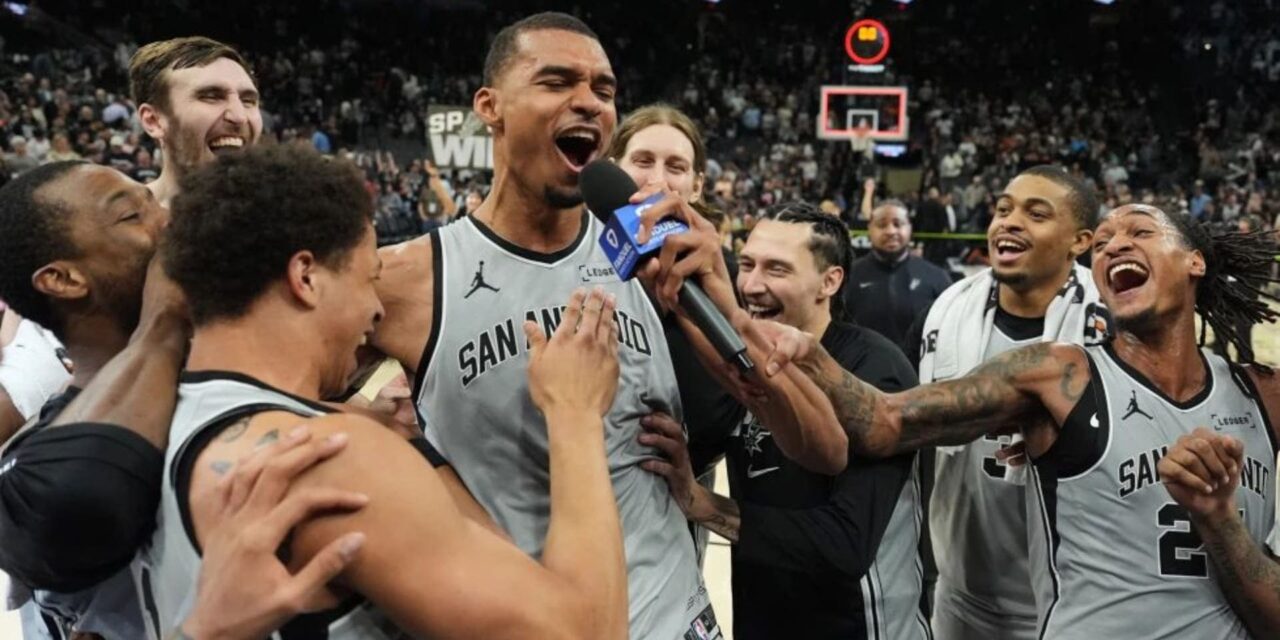 Spurs vencen 101-100 a Suns poniendo fin a sequía sin playoffs