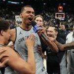 Spurs vencen 101-100 a Suns poniendo fin a sequía sin playoffs