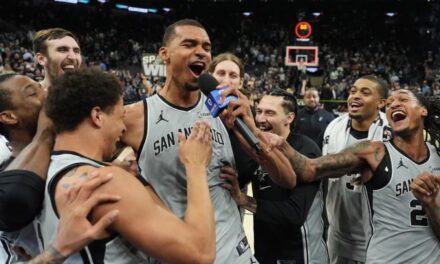 Spurs vencen 101-100 a Suns poniendo fin a sequía sin playoffs