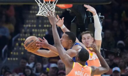 Mitchell anota 42 y Cavaliers vencen 136-131 a Magic para ampliar racha a 4 triunfos