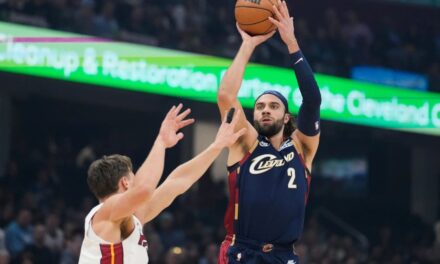 Max Strus anota ocho triples y suma 29 puntos; Jarrett Allen regresa y los Cavs se imponen por 149-128 al Heat