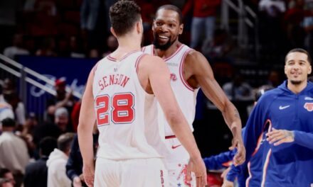 Durant anotó 27 puntos y los Rockets tomaron una ventaja temprana y aplastaron a los Knicks 111-94.