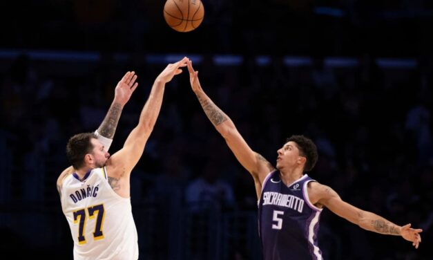 Luka y LeBron lideran a los Lakers ante los Kings