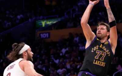 Luka Doncic anota 42 puntos y los Lakers arrollan a los Cavaliers 127-113