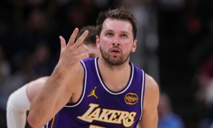 Luka Doncic anota 41 puntos pero comete su 16ta técnica en triunfo de Lakers 116-99 ante Nets