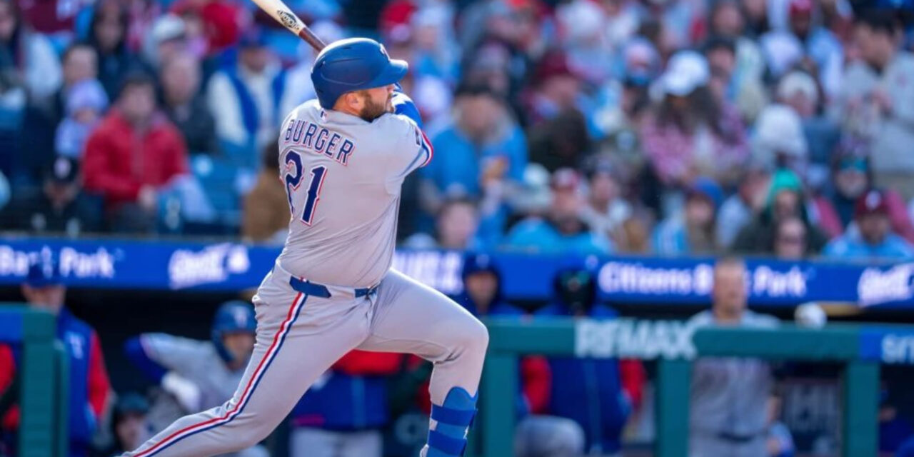 Rangers desperdician ventaja de 3 carreras en la 9na pero superan a Filis por 5-4 en 10ma