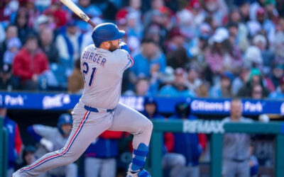 Rangers desperdician ventaja de 3 carreras en la 9na pero superan a Filis por 5-4 en 10ma