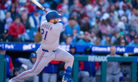 Rangers desperdician ventaja de 3 carreras en la 9na pero superan a Filis por 5-4 en 10ma