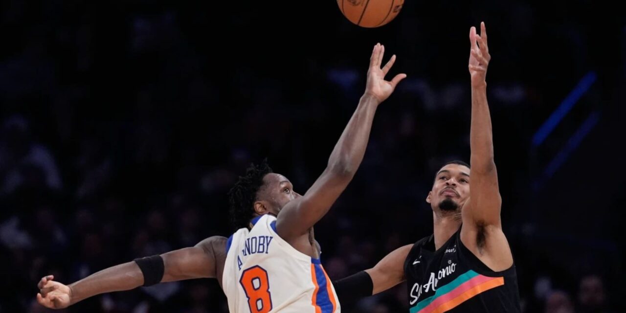 Knicks ganan 114-89 y cortan la racha de 11 triunfos de los Spurs