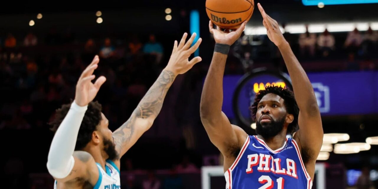 Embiid y George llevan a 76ers a triunfo de 118-114 para cortar buena racha de Hornets