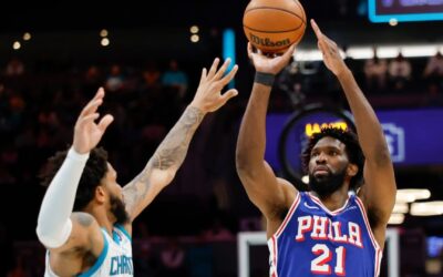 Embiid y George llevan a 76ers a triunfo de 118-114 para cortar buena racha de Hornets