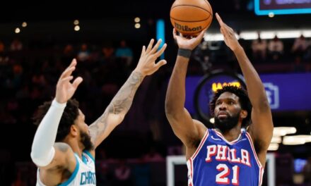 Embiid y George llevan a 76ers a triunfo de 118-114 para cortar buena racha de Hornets
