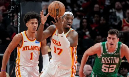 Los Hawks ganan 112-102 a los Celtics para su 13ra. victoria seguida en casa