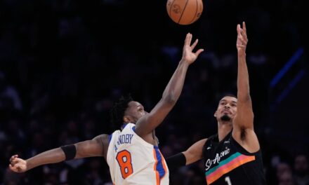 Knicks ganan 114-89 y cortan la racha de 11 triunfos de los Spurs