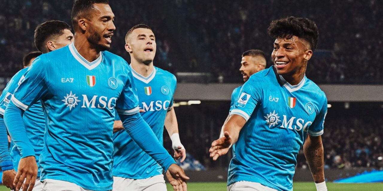 Napoli vence 2-1 a Torino, amplía su racha invicta en casa