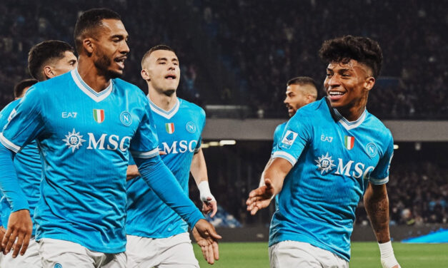 Napoli vence 2-1 a Torino, amplía su racha invicta en casa