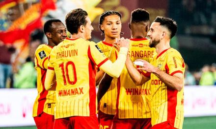 Lens aplasta 5-1 a Angers y vuelve a la cima de la Ligue 1 con un Thauvin brillante