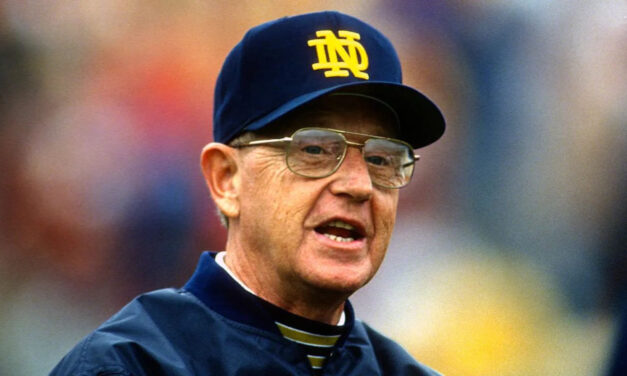 Muere Lou Holtz, figura del fútbol americano universitario y campeón con Notre Dame en 1988