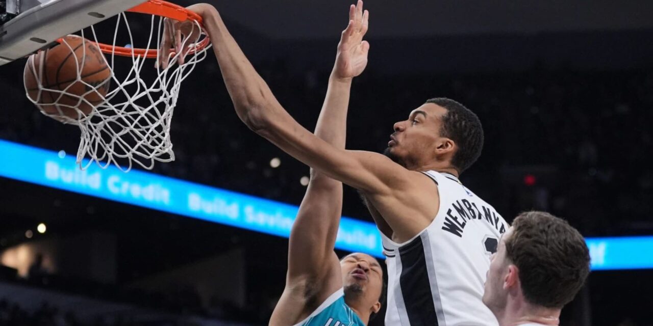 Wembanyama anotó 32 puntos y capturó 12 rebotes y los Spurs vencieron a los Hornets