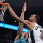 Wembanyama anotó 32 puntos y capturó 12 rebotes y los Spurs vencieron a los Hornets