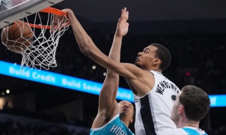 Wembanyama anotó 32 puntos y capturó 12 rebotes y los Spurs vencieron a los Hornets