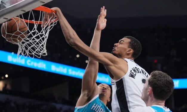 Wembanyama anotó 32 puntos y capturó 12 rebotes y los Spurs vencieron a los Hornets