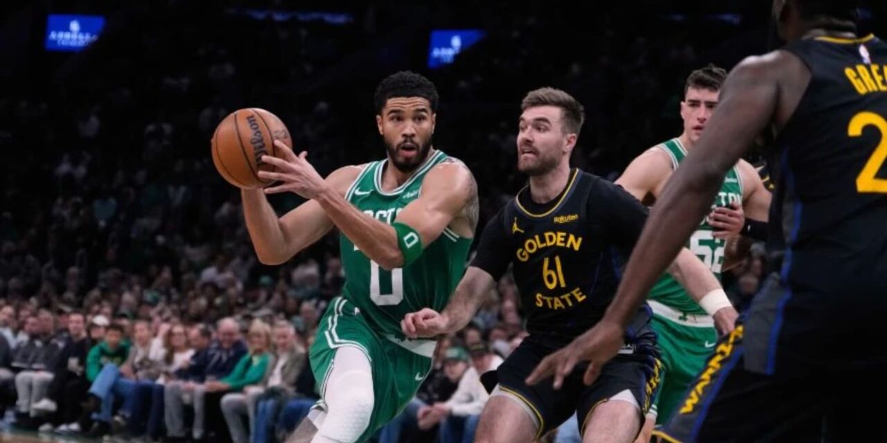 Brown anota 32, Tatum logra doble-doble y Celtics vencen 120-99 a los Warriors
