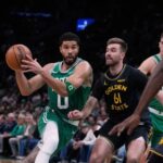 Brown anota 32, Tatum logra doble-doble y Celtics vencen 120-99 a los Warriors
