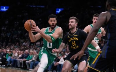 Brown anota 32, Tatum logra doble-doble y Celtics vencen 120-99 a los Warriors