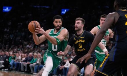 Brown anota 32, Tatum logra doble-doble y Celtics vencen 120-99 a los Warriors