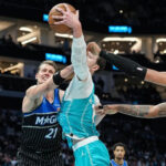 Hornets encestan 21 triples en triunfo 130-111 sobre Magic
