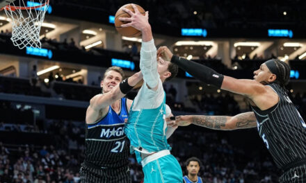 Hornets encestan 21 triples en triunfo 130-111 sobre Magic