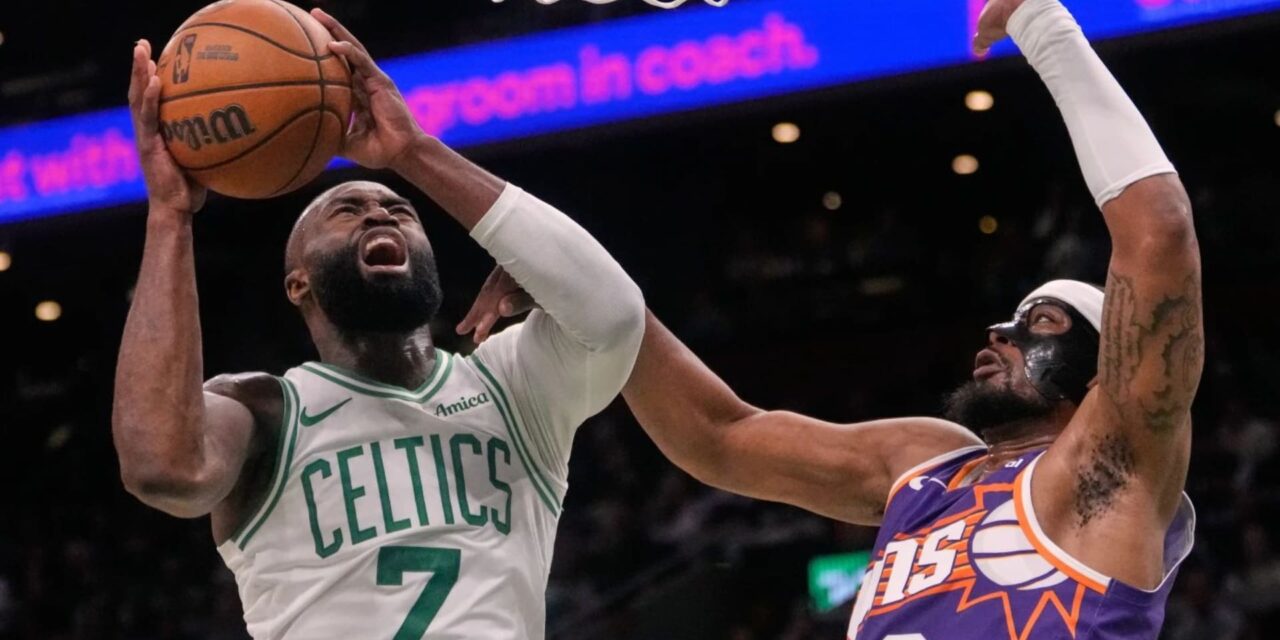 Jaylen Brown anotó 18 de sus 41 puntos en el último cuarto para ayudar a los Celtics a vencer a los Suns 120-112.