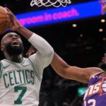 Jaylen Brown anotó 18 de sus 41 puntos en el último cuarto para ayudar a los Celtics a vencer a los Suns 120-112.