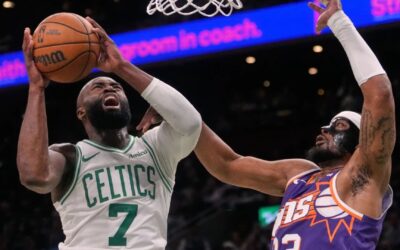Jaylen Brown anotó 18 de sus 41 puntos en el último cuarto para ayudar a los Celtics a vencer a los Suns 120-112.