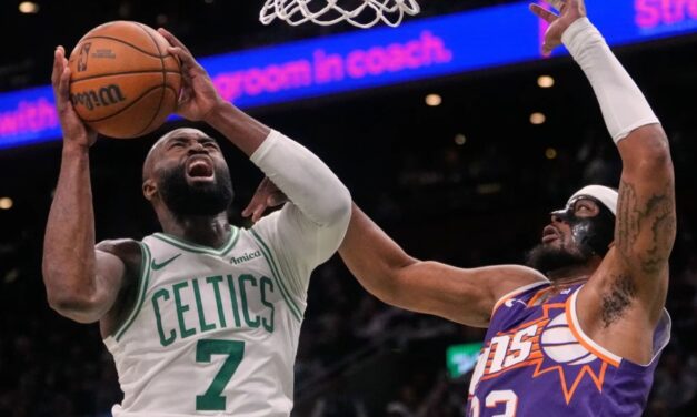 Jaylen Brown anotó 18 de sus 41 puntos en el último cuarto para ayudar a los Celtics a vencer a los Suns 120-112.