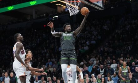 Los 32 puntos de Randle lideraron a los Timberwolves en una victoria ante los Suns