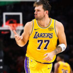 Doncic anota 60 y LeBron consigue récord mientras Lakers vencen al Heat