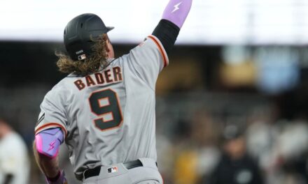 Vitello y los Gigantes logran su 1ra victoria al vencer 3-2 a Padres y Bader jonronea