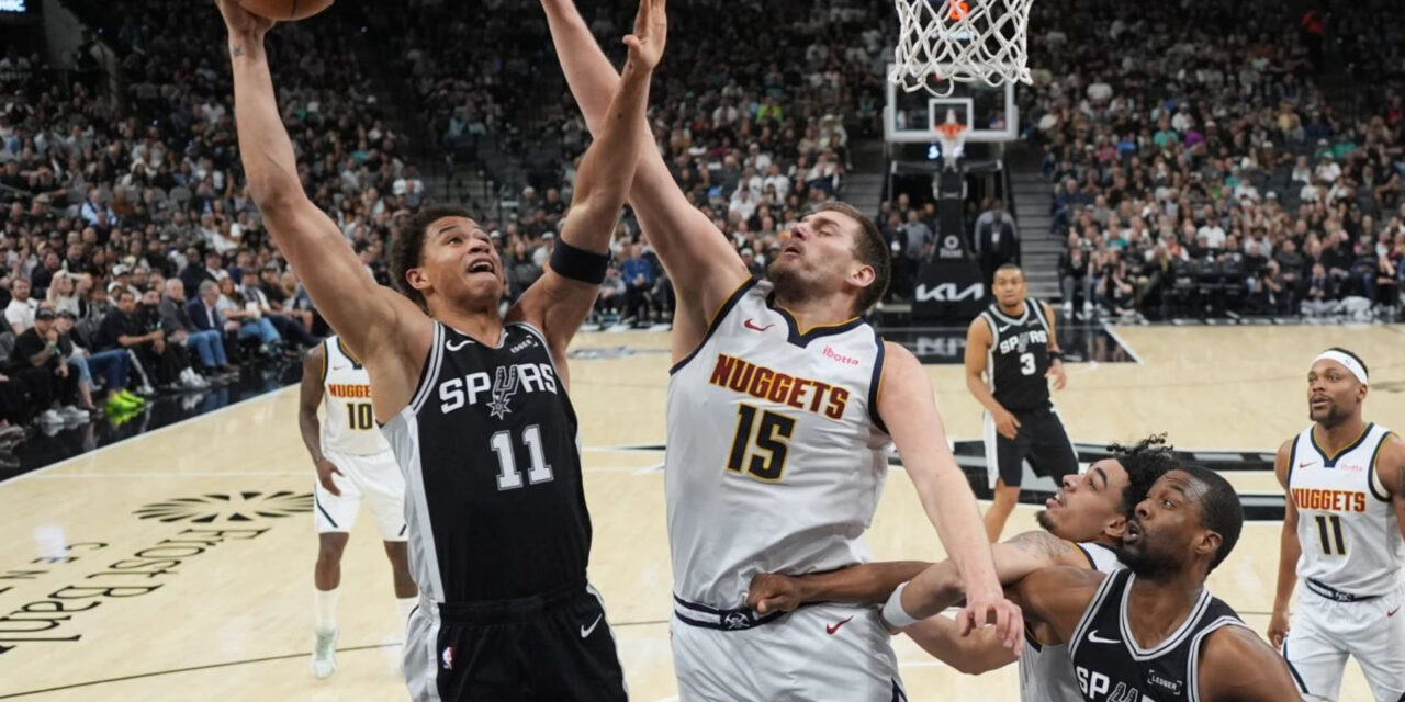 Nuggets remontan tras estar abajo por 20 puntos y vencen 136-131 a Spurs sin Wembanyama